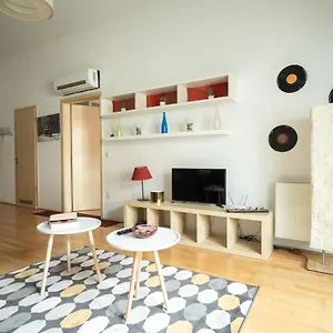  Appartamento At Gozsdu Court, 60 Sqm, 2 With 2 Ac, Elevators, Kitchen
