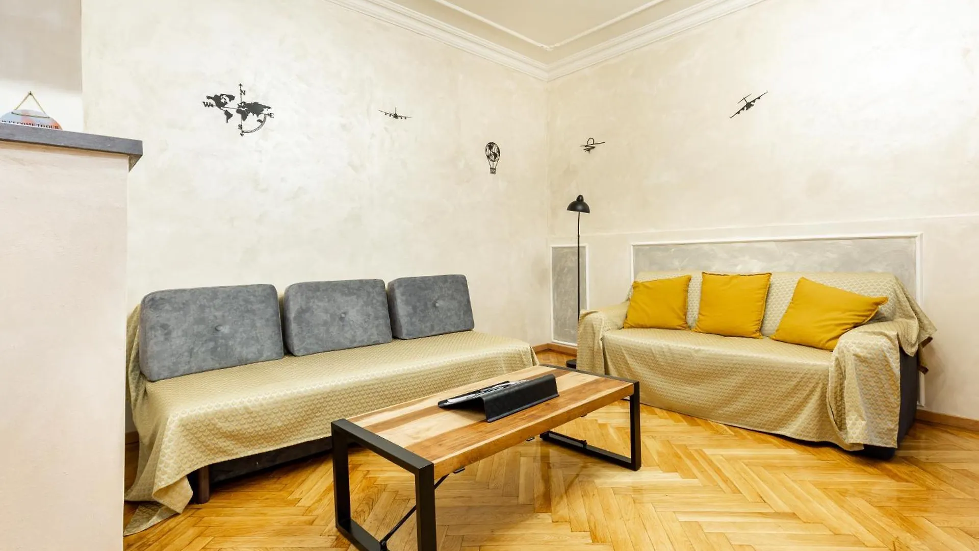 Mari&Emi Flat In Corvin Apartamento Budapeste